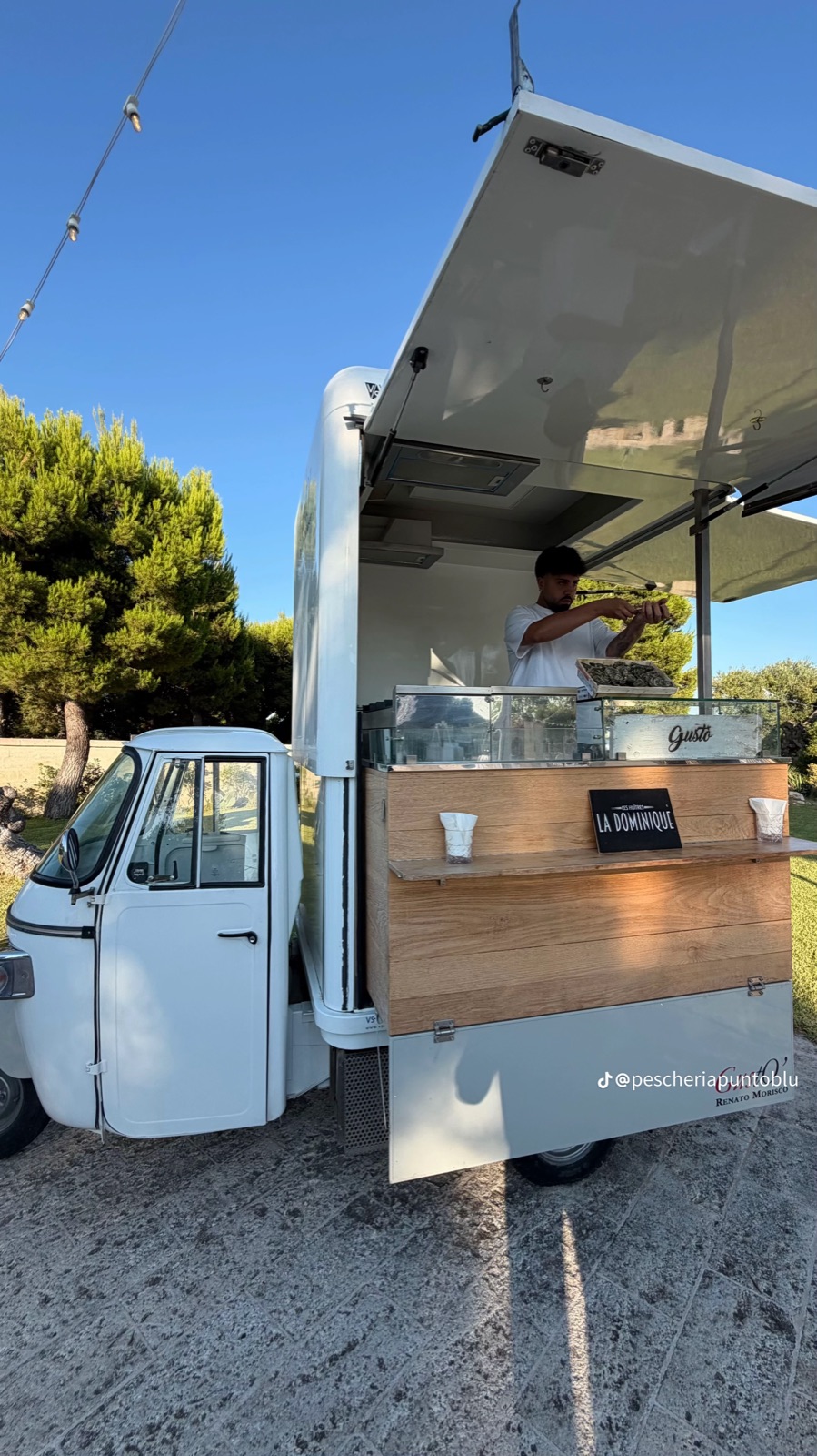 Il food truck Ape di Punto Blu con banco in legno e vetrina