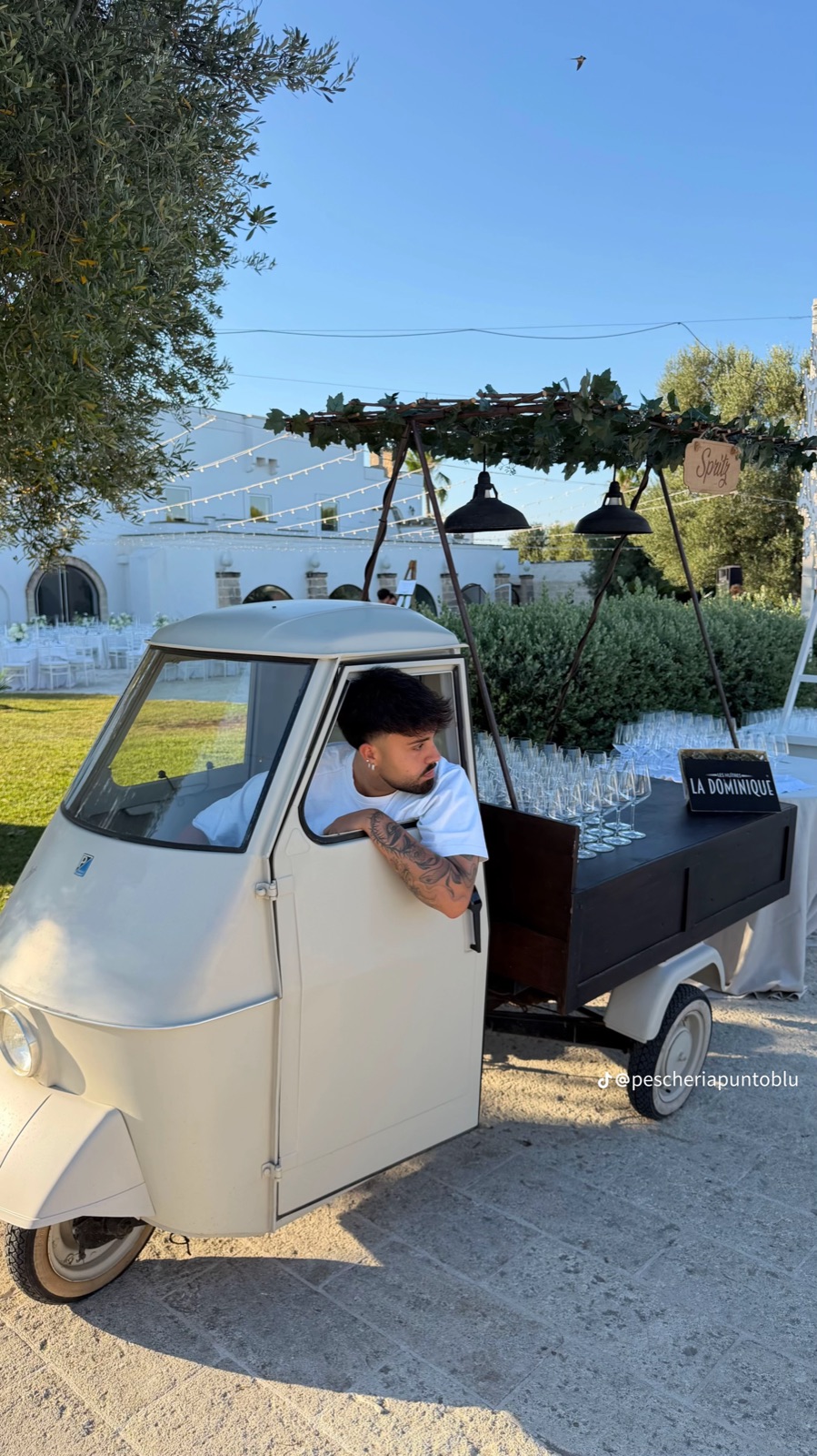 L'Ape Piaggio di Punto Blu allestita come raw bar in una masseria