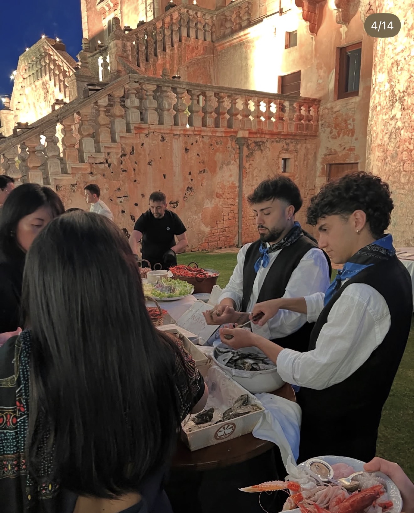 Banco di crudo di mare servito a un evento serale in un castello