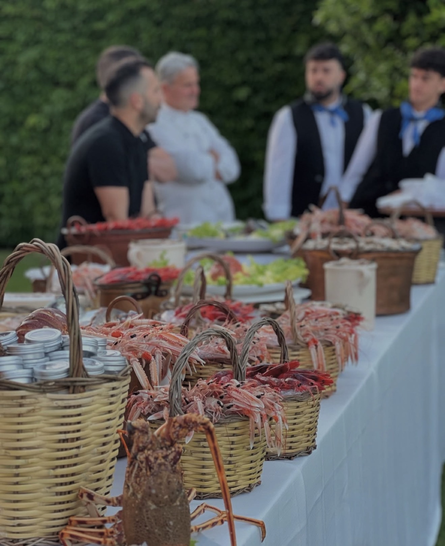 Cesti di scampi e gamberi rossi freschi